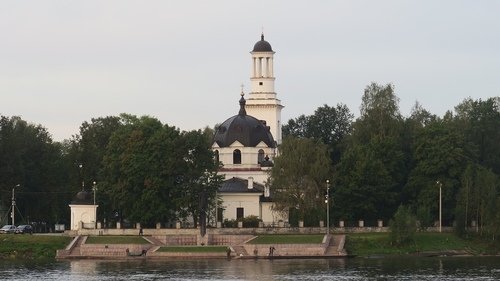 НА БЕРЕГУ НЕВЫ