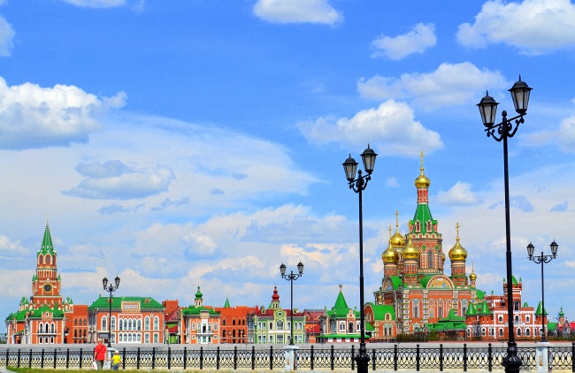 «ПОЙДУ ОПЯТЬ ПРОЙДУСЬ ПОД ФОНАРЯМИ…»      работа  «Фонари на набережной в центре Йошкар-Олы»  автор Антонина