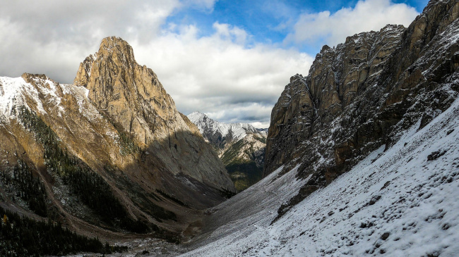 Узкая ложбинка в крутых горах