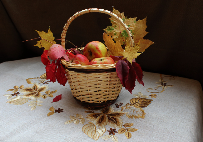корзиночка с яблоками и осенними листьями