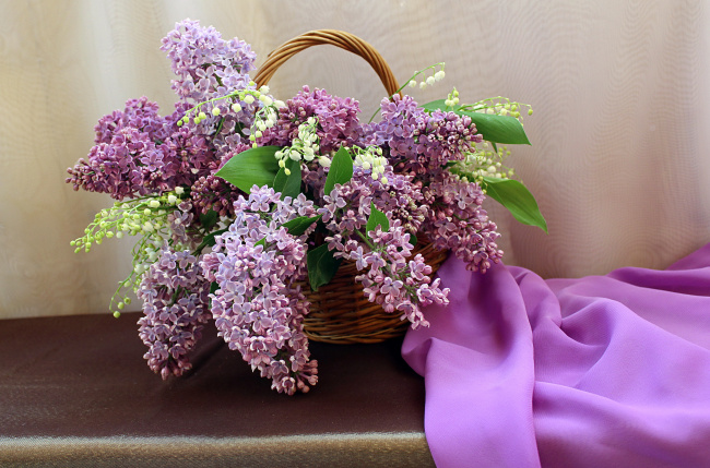 корзиночка с сиренью и ландышами