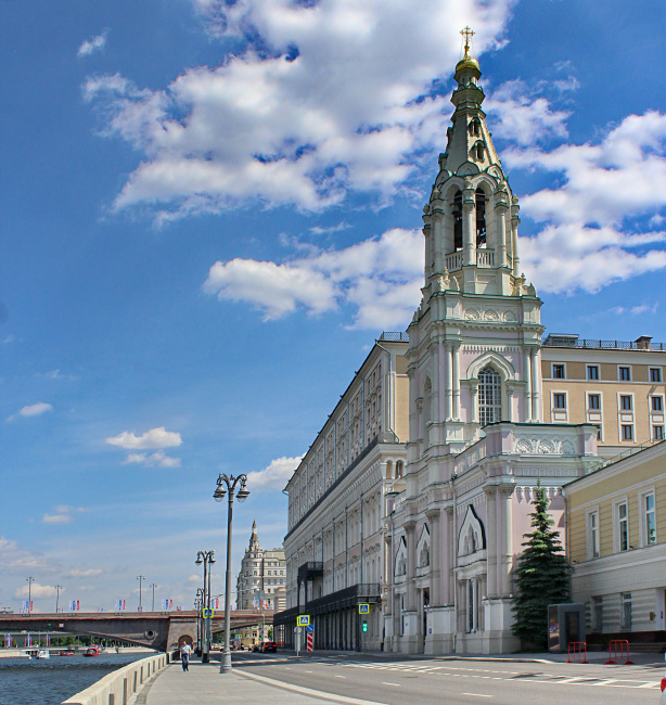 Софийская набережная в Москве