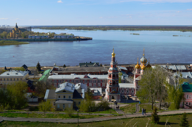 На Волге широкой, на стрелке далёкой...