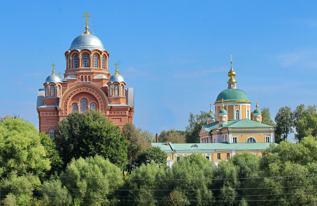за стеной монастыря
