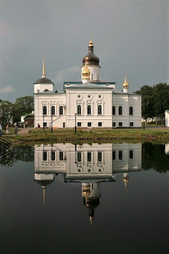 Храм трех святителей