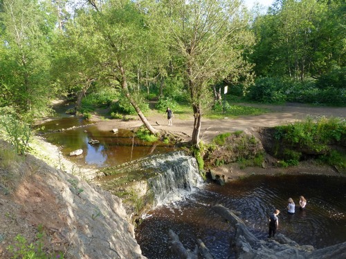 У водопада
