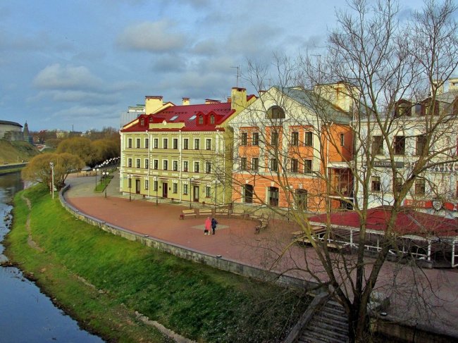 Дома у реки