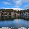 Каменные стенки водоёма