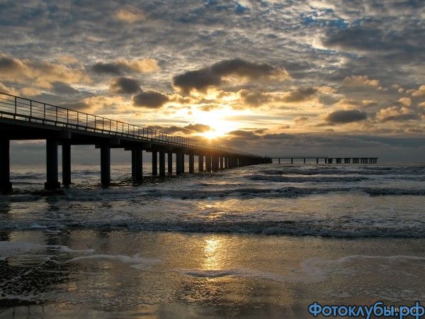 Над морем короток закат.....